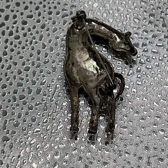 Spotted Giraffe Enamel Brooch Pin Black Silver Tone Safari Animal Collectable - Picture 6 of 6